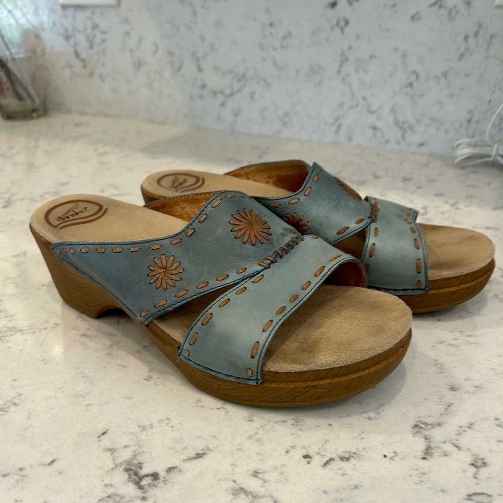 Dansko SZ40 (Fits Sz39) Turquoise Floral Embroidered Sandal